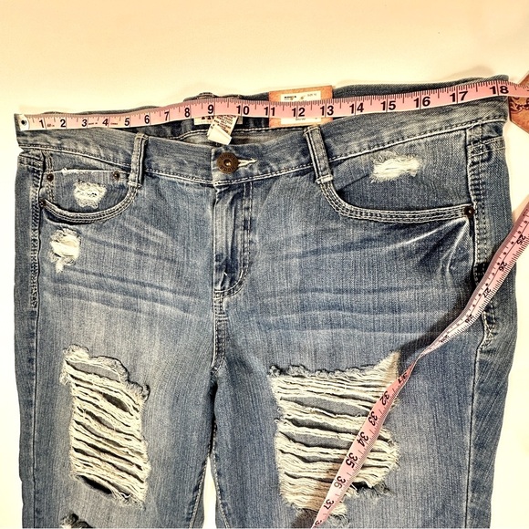 MUDD Women's Blue Distressed Low Rise Cropped Jeans, Size 15 - Picture 9 of 15